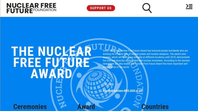 screenshot der Homepage der Stiftung mit "The nuclear free future award" als Überschrift auf bĺauem Hintergrund
